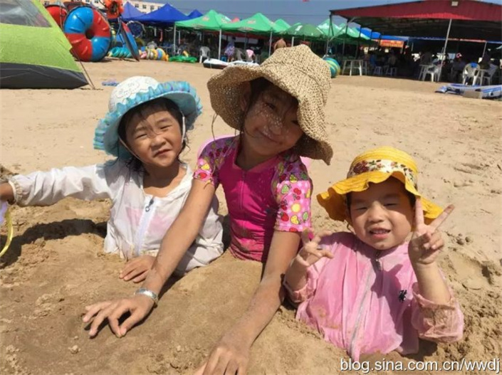 在西中岛旅游看三娃玩水